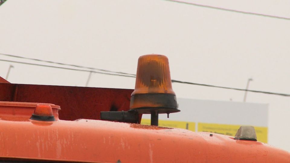 На обледеневшие дороги Волгограда за ночь высыпали более 1000 тонн реагентов