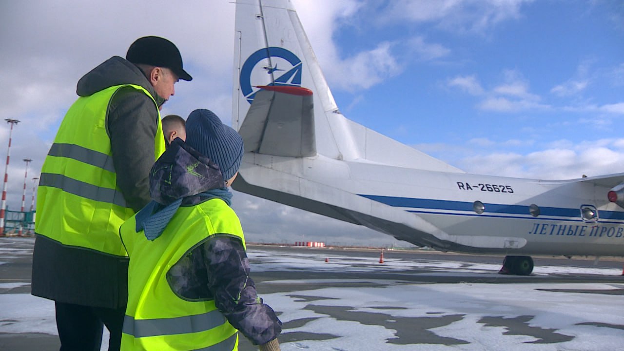 Восьмилетний Егор из Волгограда познакомился с авиацией благодаря «Елке желаний» Восьмилетний Егор из Волгограда познакомился с авиацией благодаря «Елке желаний»