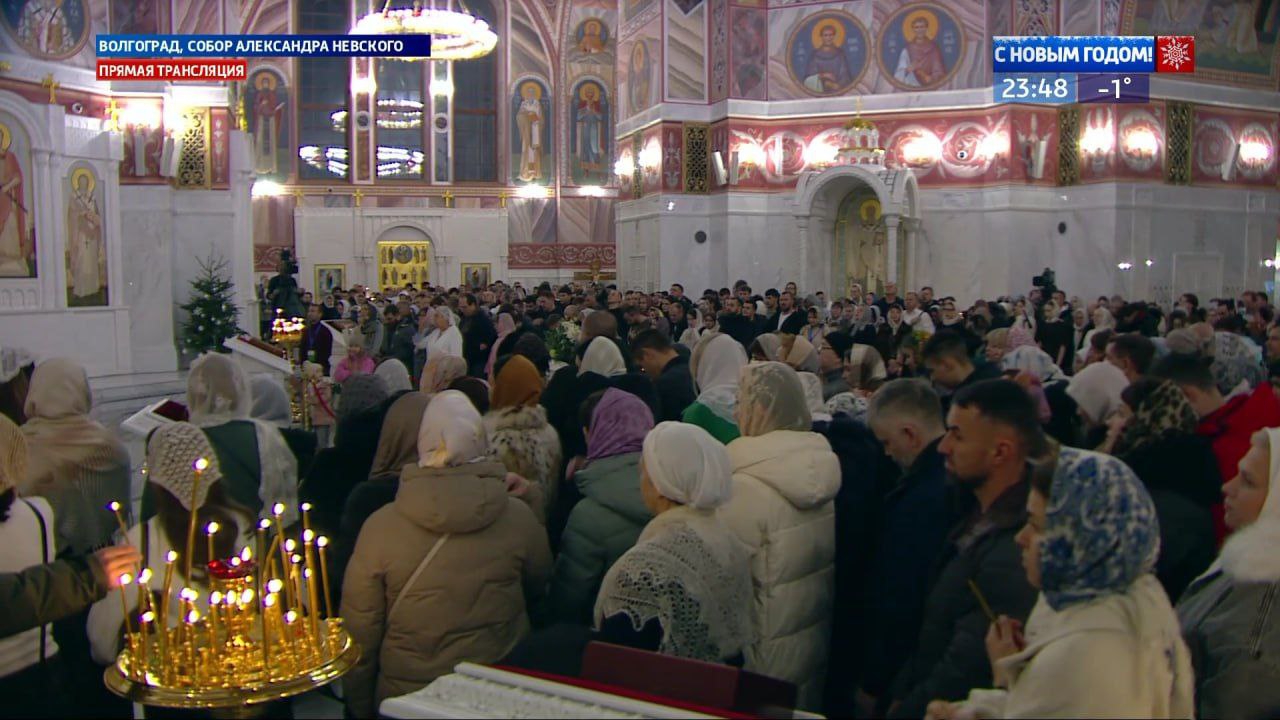 Сотни людей собрались в соборе Александра Невского на рождественском богослужении
