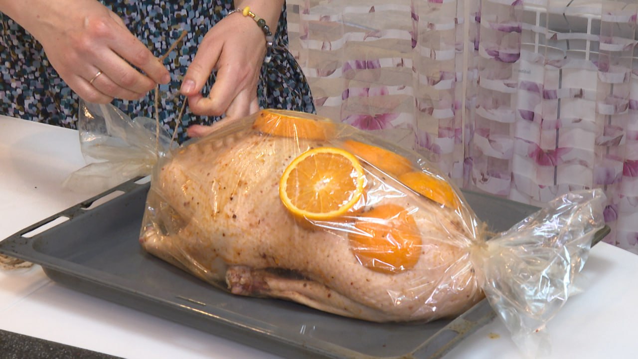 Семья из Волгограда показала, как готовит гуся на Рождество Семья из Волгограда показала, как готовит гуся на Рождество