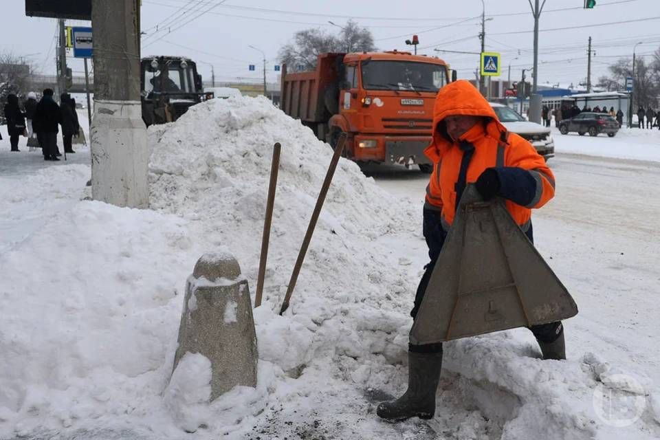 90 единиц спецтехники вывели на дороги Волгограда