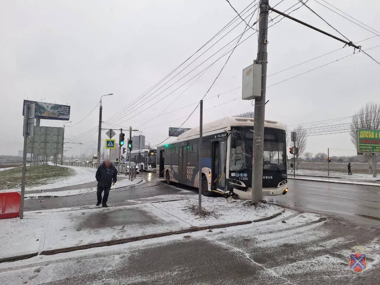 Водитель автобуса влетел в столб в Волгограде