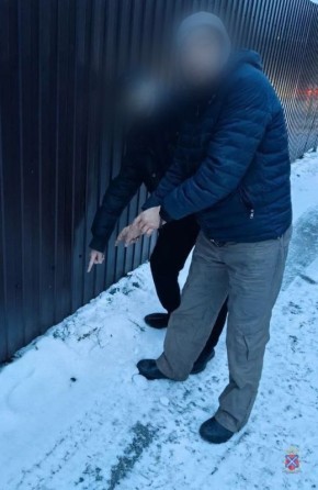 Волгоградские оперативники задержали подозреваемых в незаконном хранении наркотика