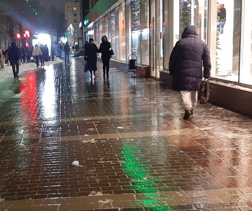 В Волгограде мэрия попросила пешеходов быть осторожными на скользких тротуарах