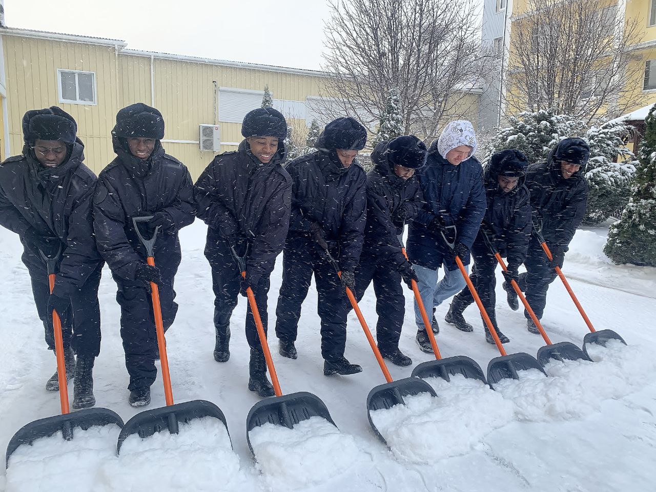 Африканские курсанты Волгоградской академии МВД впервые увидели снег и взяли в руки лопаты