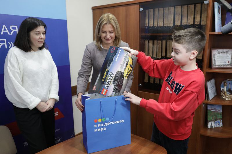 Депутаты Волгоградской городской Думы продолжают исполнять детские мечты в рамках ежегодной Всероссийской акции «Ёлка желаний»