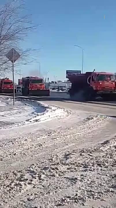 В Волгограде на расчистку дорог от снега выведен «лаповый» погрузчик