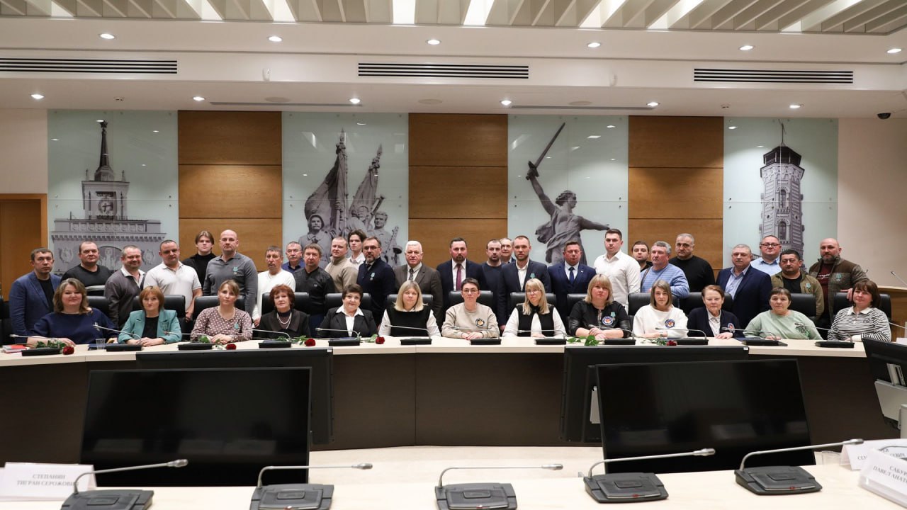 Депутаты Волгоградской облдумы наградили волонтеров медалями и благодарственными письмами за помощь военнослужащим СВО