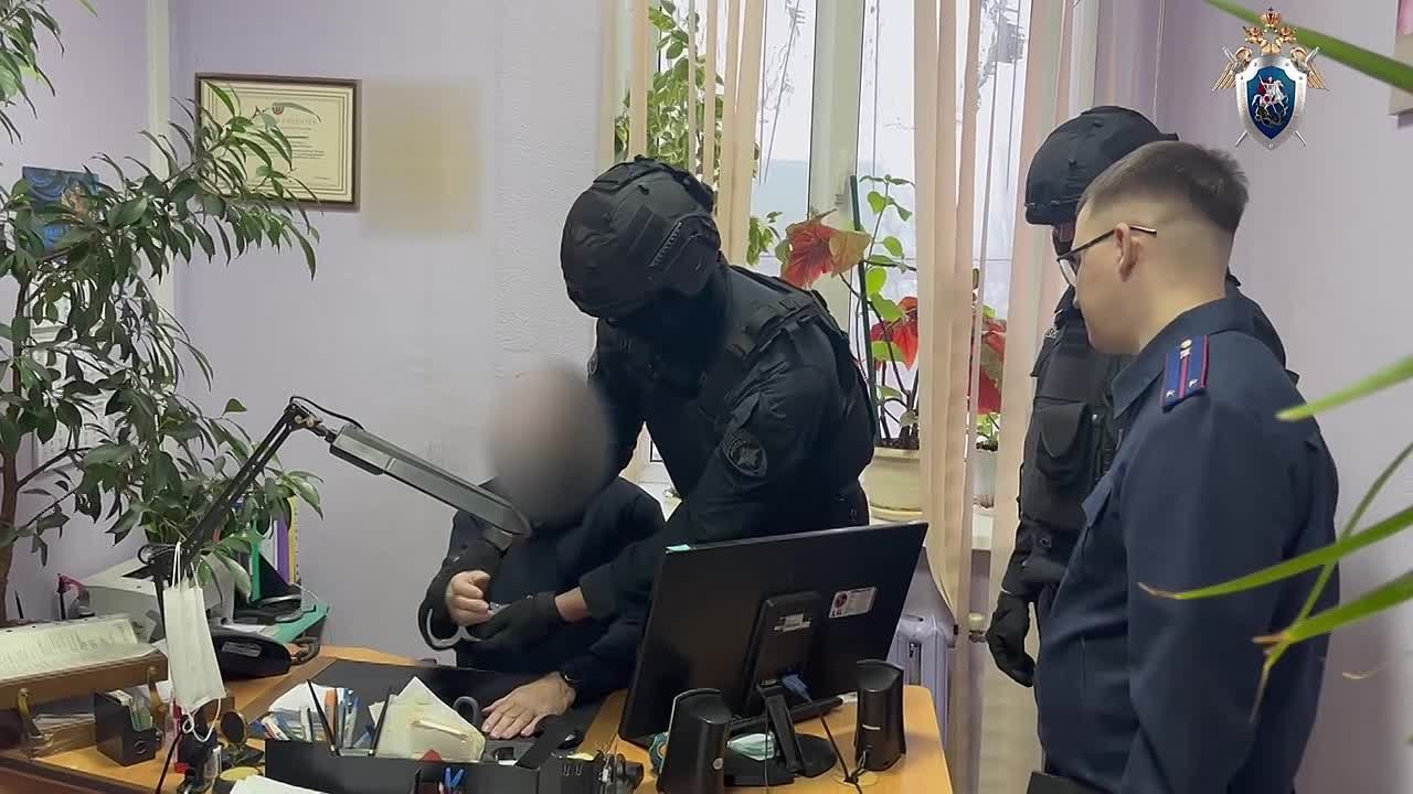 Директор управляющей компании и сотрудник администрации подозреваются во взяточничестве