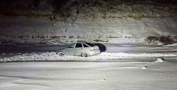 Сотрудники службы спасения оказали помощь пассажирам легковушки, застрявшей в снегу в Волгоградской области