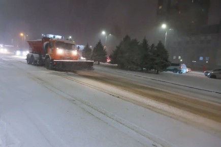 В Волгограде ночью высыпали 1000+ тонн песко-соляной смеси и 70 тонн бишофита