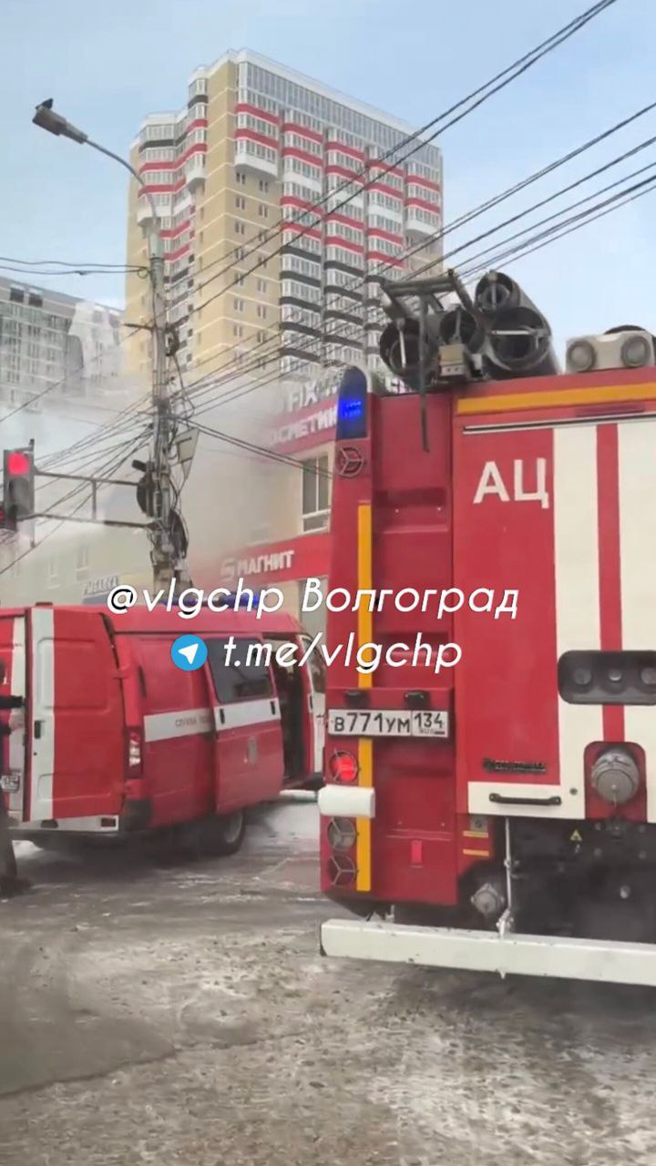 В Волгограде тушат крупный пожар в супермаркете