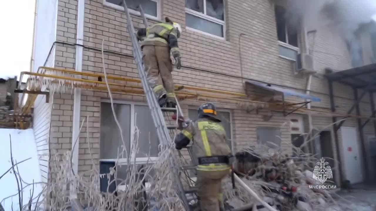 Кадрами тушения пожара в магазине по улице Ангарской в Волгограде поделилось ГУ МЧС России