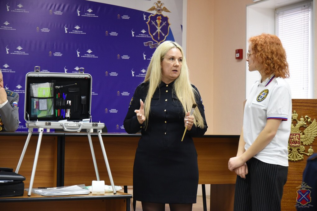 Волгоградские полицейские совместно с общественниками продолжают реализацию Всероссийской профориентационной акции «Студенческий десант», направленной на знакомство молодежи с работой правоохранительных органов и... Волгоградские полицейские совместно с общественниками продолжают реализацию Всероссийской профориентационной акции «Студенческий десант», направленной на знакомство молодежи с работой правоохранительных органов и...