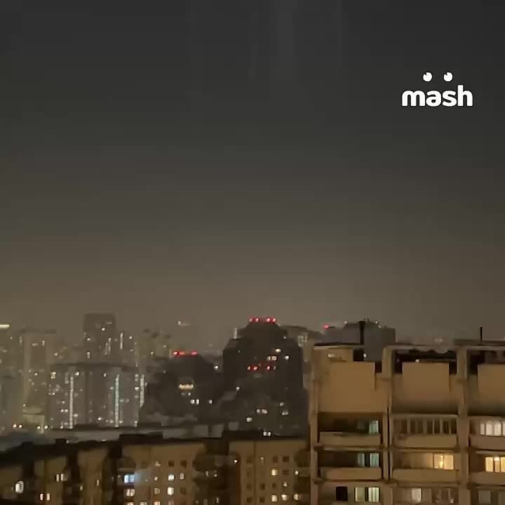 Красоты вам в ленту — над регионами России заметили маяки из "Майнкрафта" световые столбы