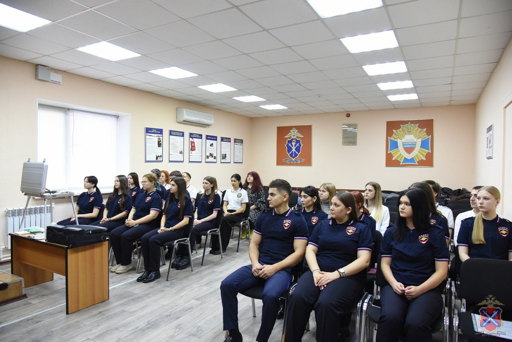 Волгоградские полицейские совместно с общественниками продолжают реализацию Всероссийской профориентационной акции «Студенческий десант», направленной на знакомство молодежи с работой правоохранительных органов и... Волгоградские полицейские совместно с общественниками продолжают реализацию Всероссийской профориентационной акции «Студенческий десант», направленной на знакомство молодежи с работой правоохранительных органов и...