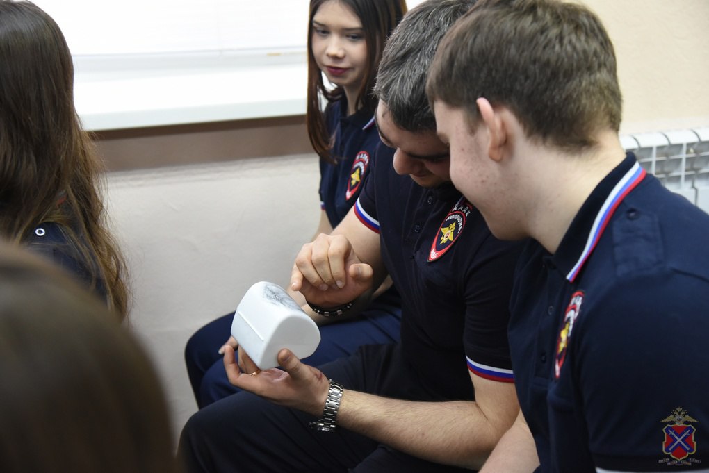 Волгоградские полицейские совместно с общественниками продолжают реализацию Всероссийской профориентационной акции «Студенческий десант», направленной на знакомство молодежи с работой правоохранительных органов и... Волгоградские полицейские совместно с общественниками продолжают реализацию Всероссийской профориентационной акции «Студенческий десант», направленной на знакомство молодежи с работой правоохранительных органов и...