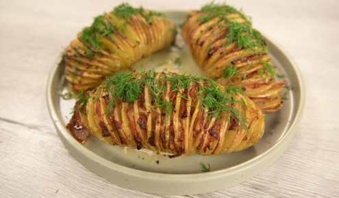 Картошка-гармошка с беконом и травами: простой и эффектный гарнир