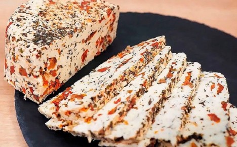 Два домашних сыра за 10 минут: простая закуска к новогоднему столу