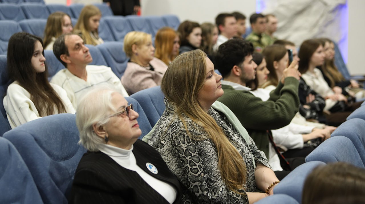 Живой диалог состоялся сегодня на площадке музея-панорамы «Сталинградская битва» в рамках духовно-просветительского проекта «Человек будущего» Молодежного парламента Волгоградской области Живой диалог состоялся сегодня на площадке музея-панорамы «Сталинградская битва» в рамках духовно-просветительского проекта «Человек будущего» Молодежного парламента Волгоградской области