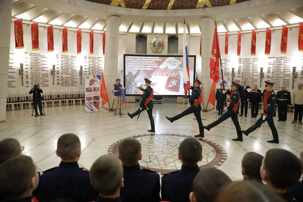 Сегодня учащиеся пяти образовательных учреждений города-героя Волгограда пополнили ряды Всероссийского детско-юношеского военно-патриотического общественного движения «ЮНАРМИЯ» Сегодня учащиеся пяти образовательных учреждений города-героя Волгограда пополнили ряды Всероссийского детско-юношеского военно-патриотического общественного движения «ЮНАРМИЯ»