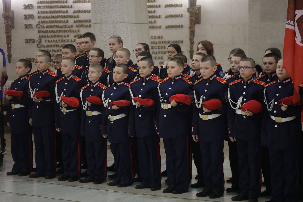 Сегодня учащиеся пяти образовательных учреждений города-героя Волгограда пополнили ряды Всероссийского детско-юношеского военно-патриотического общественного движения «ЮНАРМИЯ» Сегодня учащиеся пяти образовательных учреждений города-героя Волгограда пополнили ряды Всероссийского детско-юношеского военно-патриотического общественного движения «ЮНАРМИЯ»