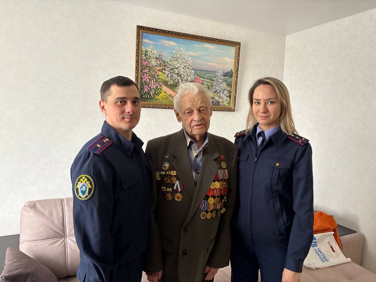 Сотрудники регионального управления СКР навестили жителя блокадного Ленинграда Сотрудники регионального управления СКР навестили жителя блокадного Ленинграда