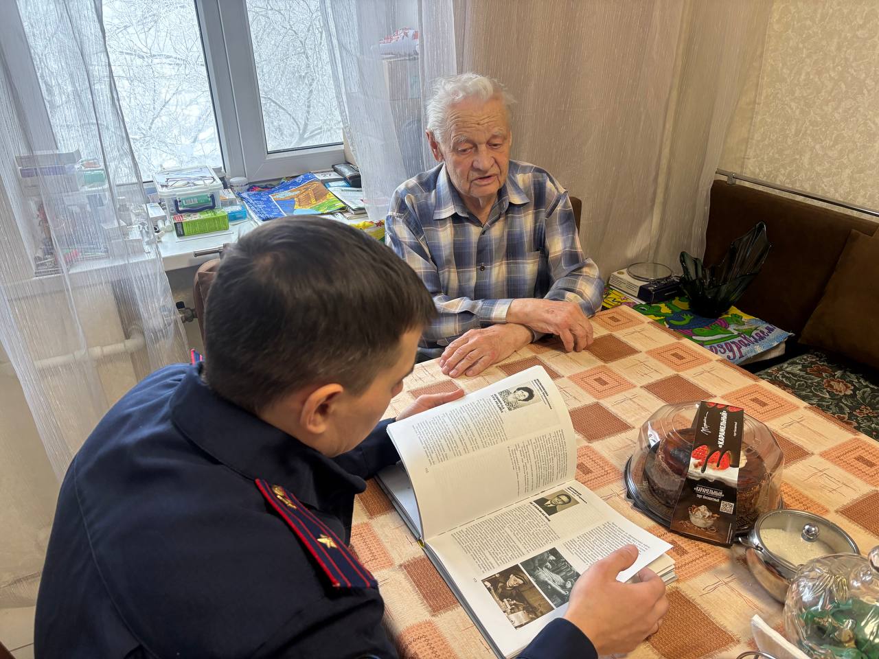 Сотрудники регионального управления СКР навестили жителя блокадного Ленинграда Сотрудники регионального управления СКР навестили жителя блокадного Ленинграда