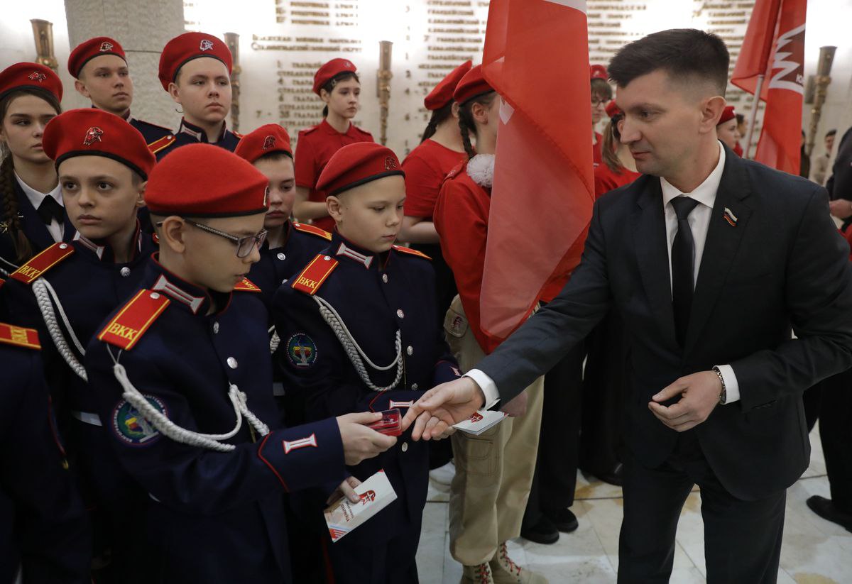 Сегодня учащиеся пяти образовательных учреждений города-героя Волгограда пополнили ряды Всероссийского детско-юношеского военно-патриотического общественного движения «ЮНАРМИЯ» Сегодня учащиеся пяти образовательных учреждений города-героя Волгограда пополнили ряды Всероссийского детско-юношеского военно-патриотического общественного движения «ЮНАРМИЯ»