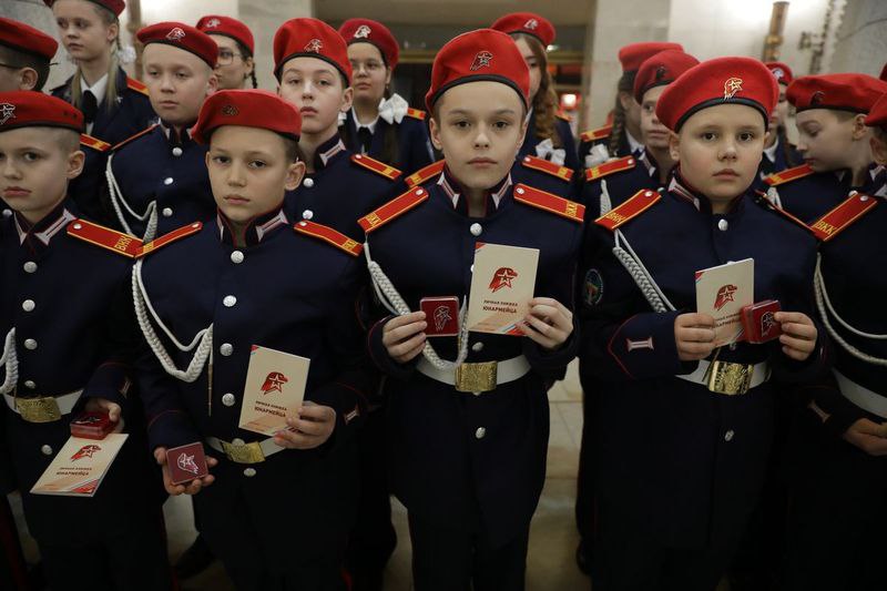 Сегодня учащиеся пяти образовательных учреждений города-героя Волгограда пополнили ряды Всероссийского детско-юношеского военно-патриотического общественного движения «ЮНАРМИЯ» Сегодня учащиеся пяти образовательных учреждений города-героя Волгограда пополнили ряды Всероссийского детско-юношеского военно-патриотического общественного движения «ЮНАРМИЯ»