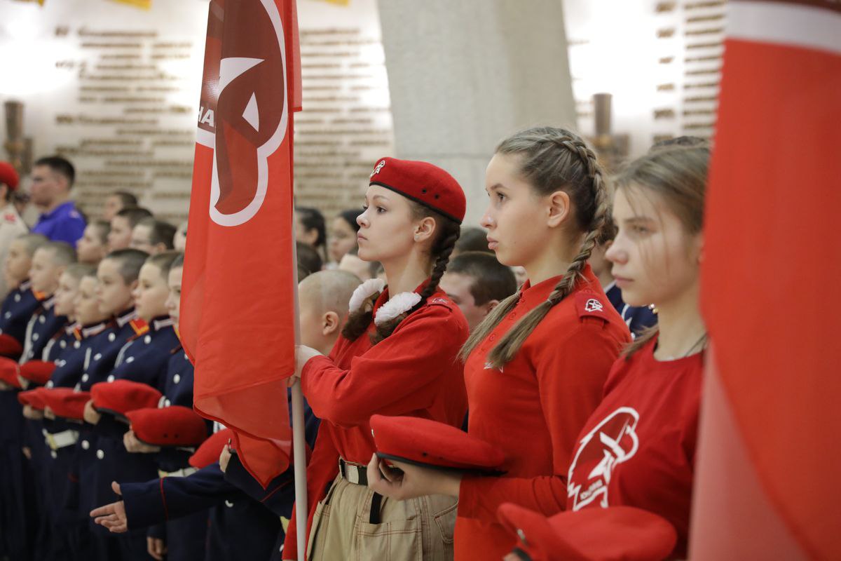 Сегодня учащиеся пяти образовательных учреждений города-героя Волгограда пополнили ряды Всероссийского детско-юношеского военно-патриотического общественного движения «ЮНАРМИЯ»