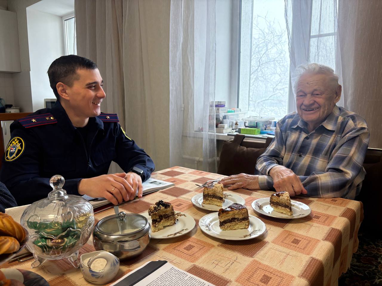 Сотрудники регионального управления СКР навестили жителя блокадного Ленинграда
