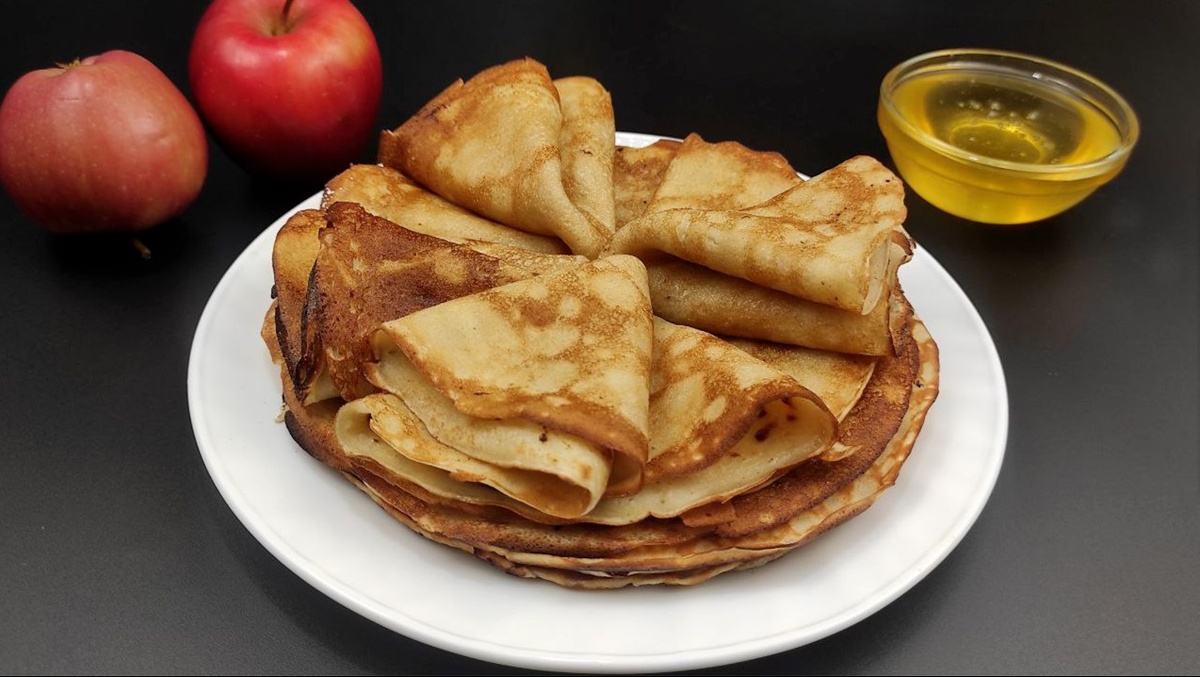Как быстро и легко приготовить яблочные блины с корицей за 10 минут