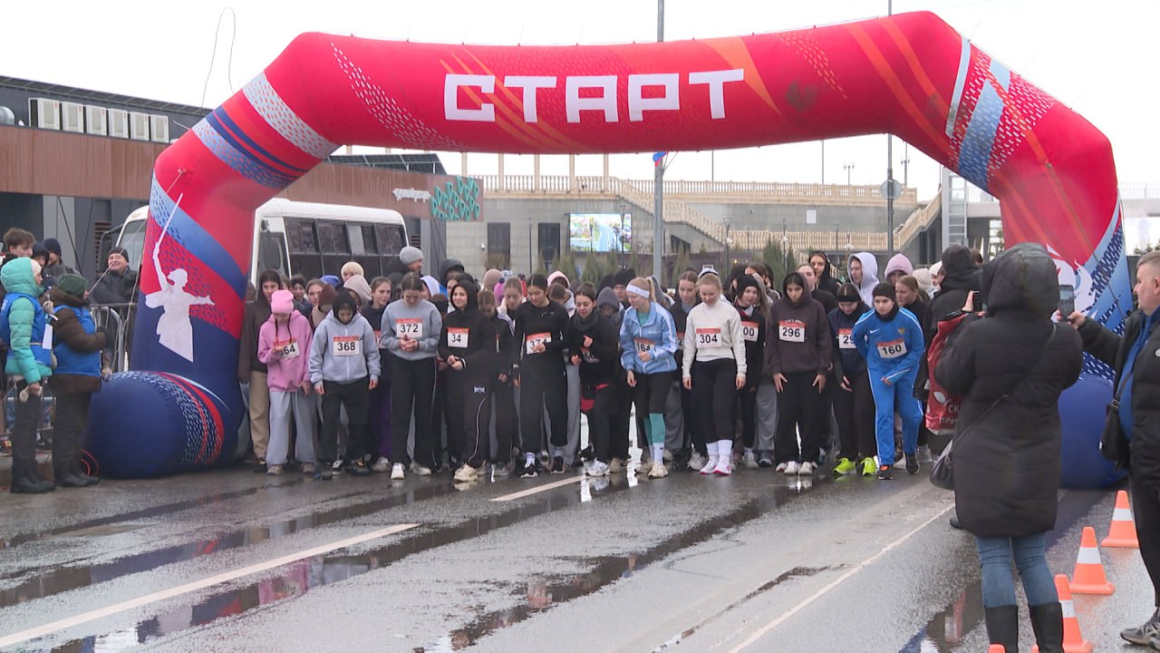 Еще кадры с забега в преддверии годовщины победы в Сталинградской битве Еще кадры с забега в преддверии годовщины победы в Сталинградской битве