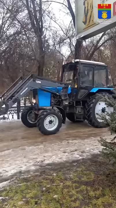 В связи с прогнозируемым понижением температуры наружного воздуха после непродолжительной оттепели городские службы сегодня днем начали обработку городских магистралей и пешеходных зон противогололедными реагентами