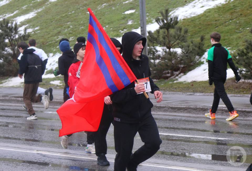В Волгограде устроили забег, посвященный Победе в Сталинградской битве В Волгограде устроили забег, посвященный Победе в Сталинградской битве