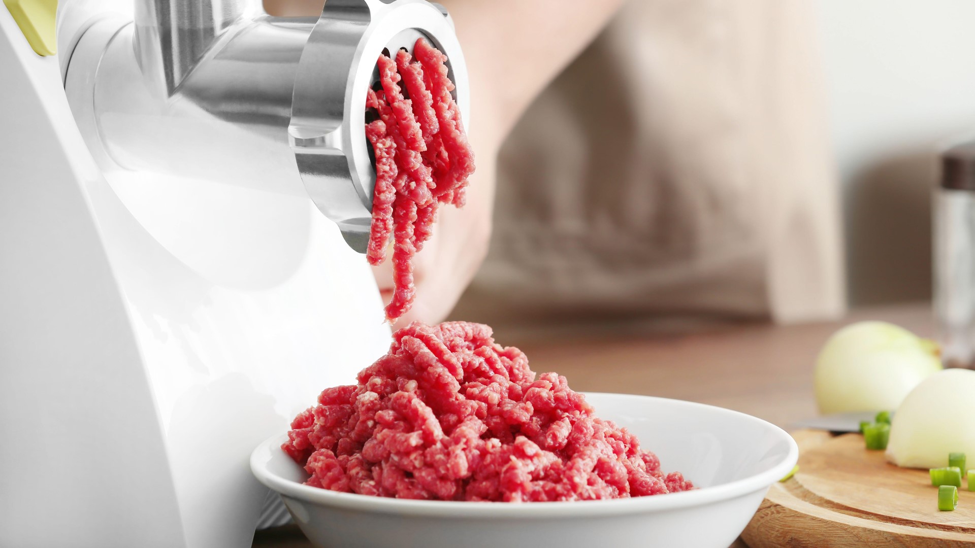 Готовый фарш сам вылетит из мясорубки: вот как быстро измельчить свинину и курицу