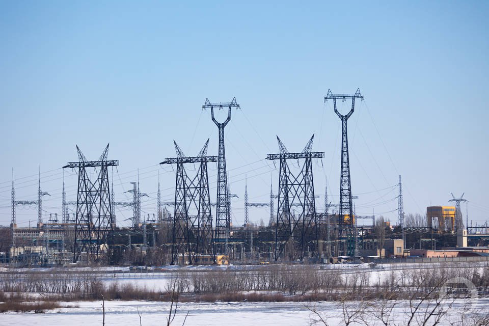 Энергетики перешли на особый режим работы из-за непогоды в Волгограде