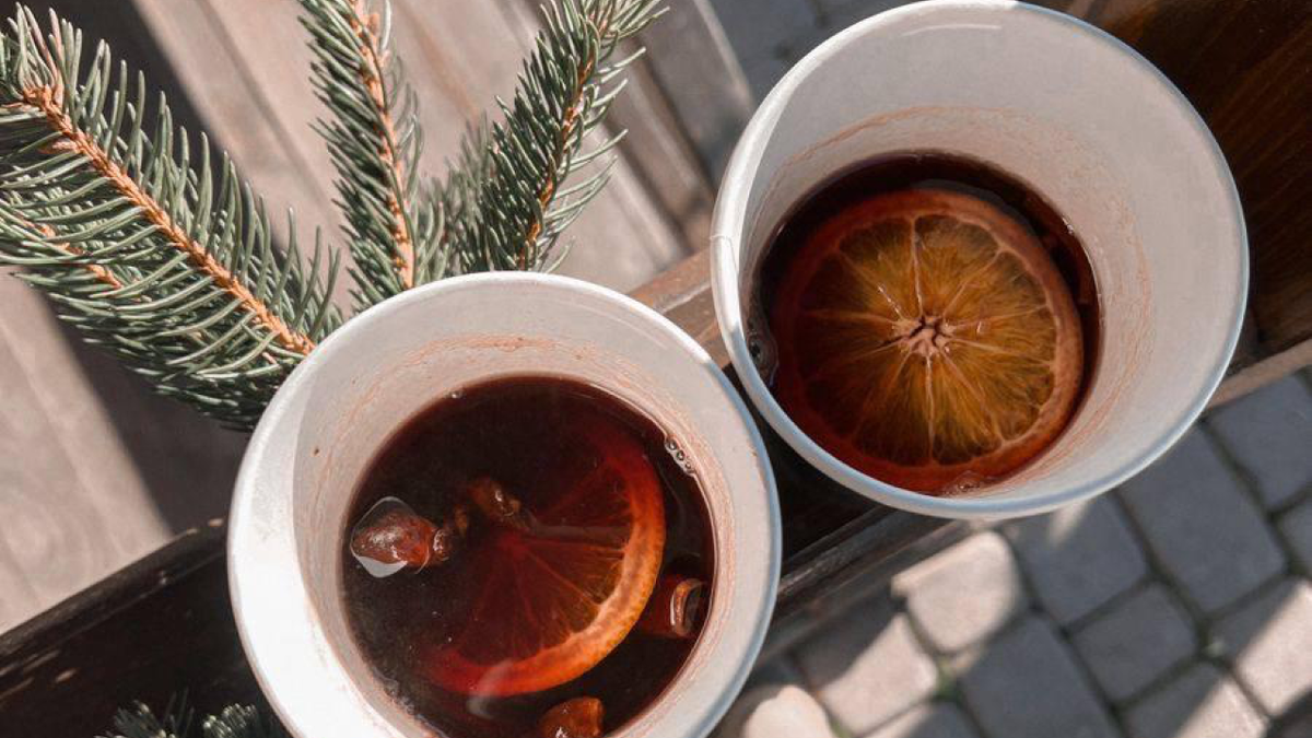 Зимние напитки, которые наполняют теплом: сбитень, пунш и грог