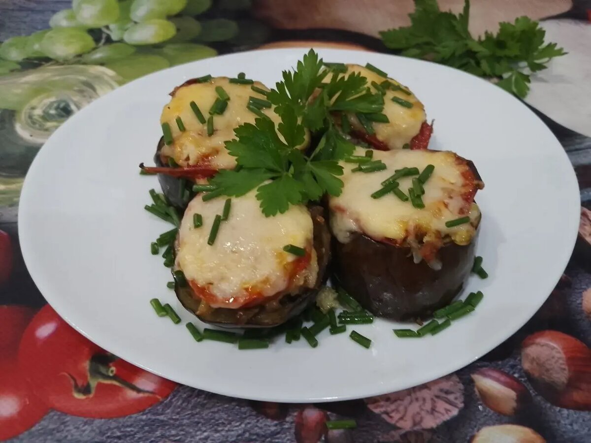 Запеченные баклажаны с мясной начинкой и сыром: эффектное блюдо для любого стола