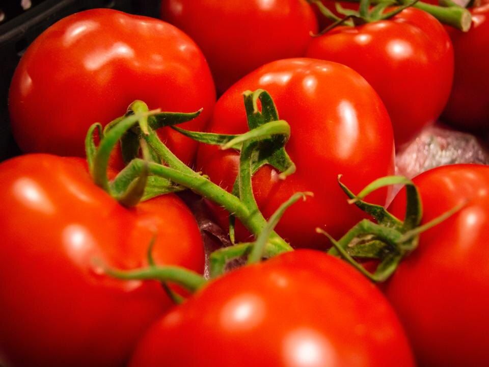 Почему обычная вода не справляется с воском на фруктах и овощах