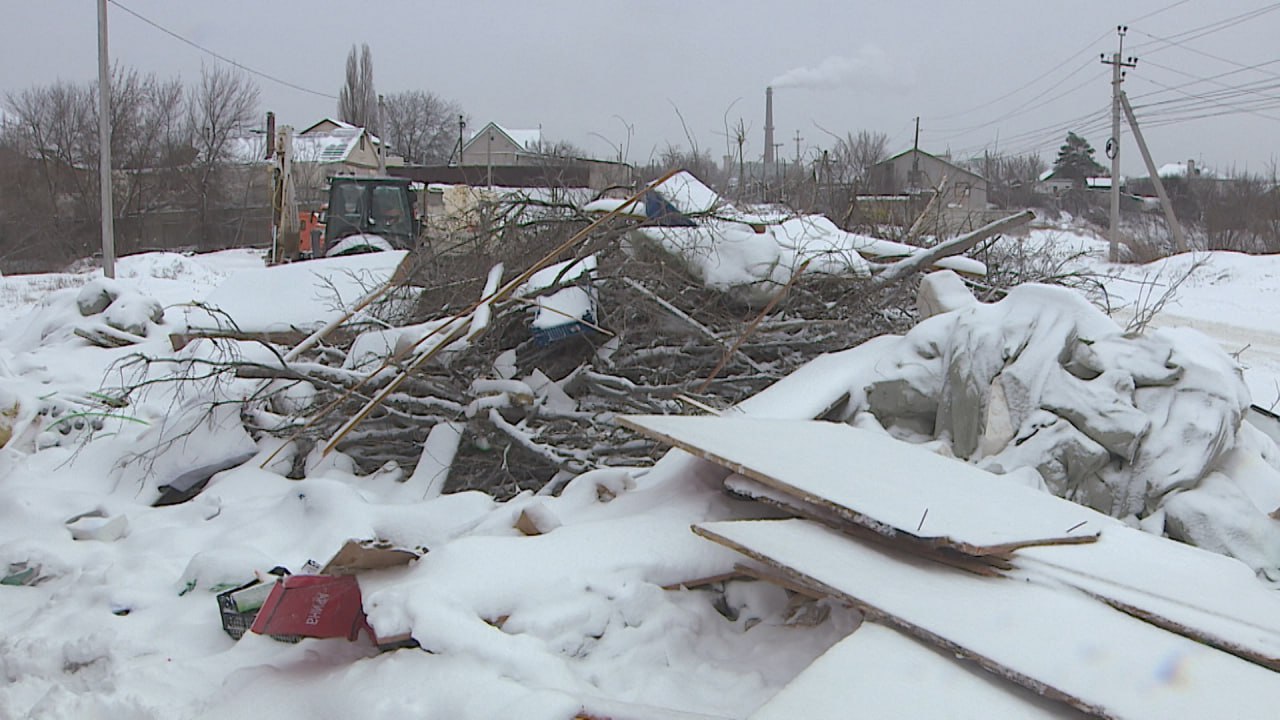 20 рейсов грузовиков потребовалось для уборки мусора на улице Кузбасской в Волгограде 20 рейсов грузовиков потребовалось для уборки мусора на улице Кузбасской в Волгограде