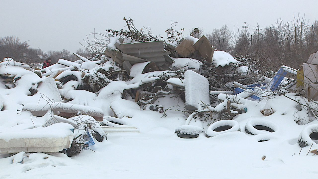 20 рейсов грузовиков потребовалось для уборки мусора на улице Кузбасской в Волгограде 20 рейсов грузовиков потребовалось для уборки мусора на улице Кузбасской в Волгограде