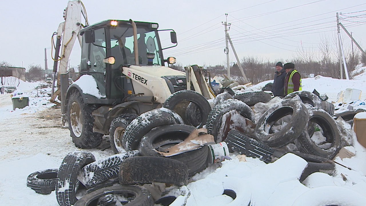 20 рейсов грузовиков потребовалось для уборки мусора на улице Кузбасской в Волгограде 20 рейсов грузовиков потребовалось для уборки мусора на улице Кузбасской в Волгограде