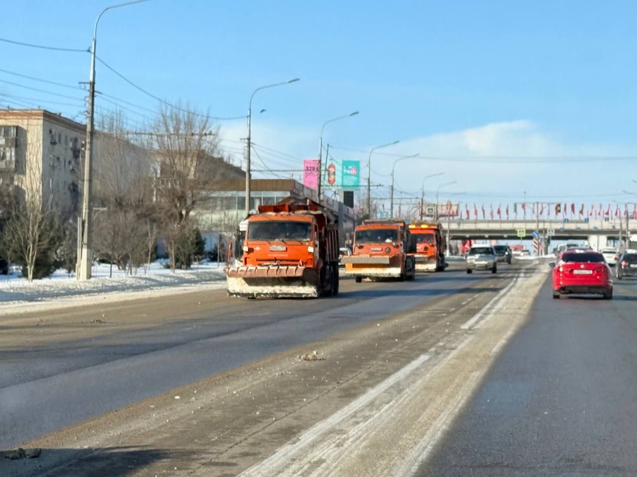 Тем временем проспект Жукова уже почистили до блеска