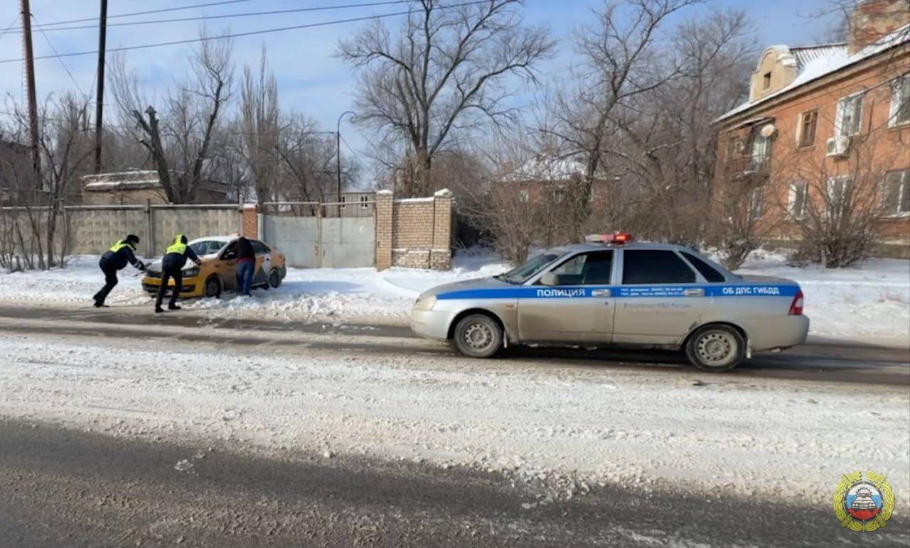 Волгоградские сотрудники Госавтоинспекции обеспечили безопасности дорожного движения на заснеженных дорогах Волгоградские сотрудники Госавтоинспекции обеспечили безопасности дорожного движения на заснеженных дорогах