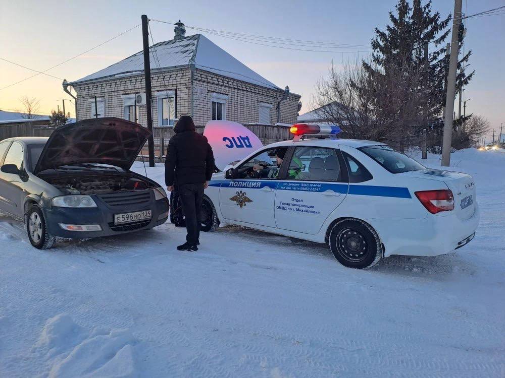 Волгоградские сотрудники Госавтоинспекции обеспечили безопасности дорожного движения на заснеженных дорогах Волгоградские сотрудники Госавтоинспекции обеспечили безопасности дорожного движения на заснеженных дорогах