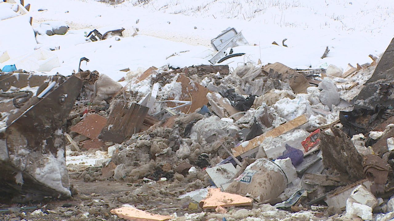 20 рейсов грузовиков потребовалось для уборки мусора на улице Кузбасской в Волгограде 20 рейсов грузовиков потребовалось для уборки мусора на улице Кузбасской в Волгограде