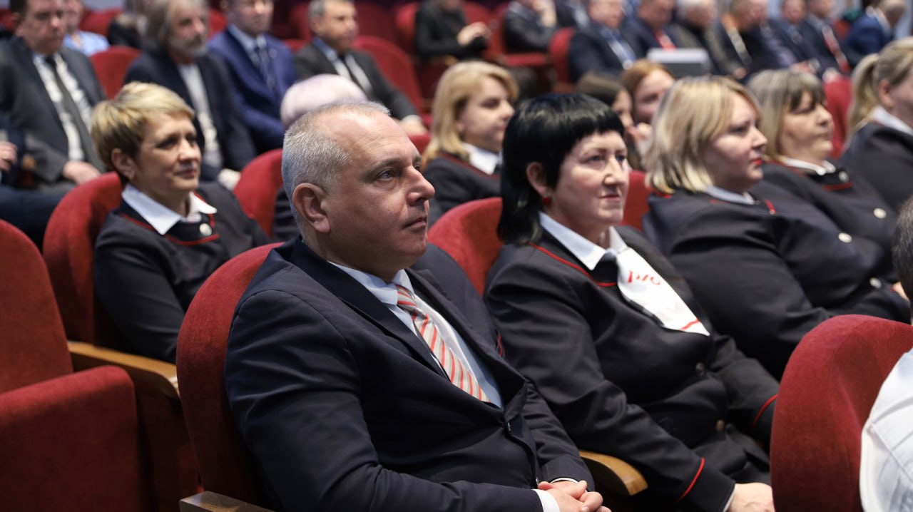 За значительный вклад в организацию перевозок пассажиров на пригородных железнодорожных направлениях АО «Волгоградтранспригород» награждено Благодарственным письмом областной Думы За значительный вклад в организацию перевозок пассажиров на пригородных железнодорожных направлениях АО «Волгоградтранспригород» награждено Благодарственным письмом областной Думы