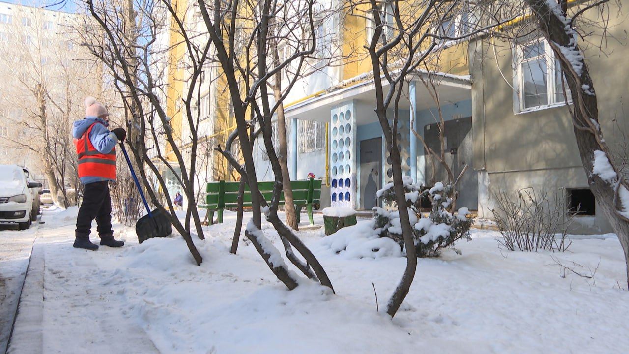 Управляющие компании Волгограда продолжают уборку снега и обработку дорог во дворах